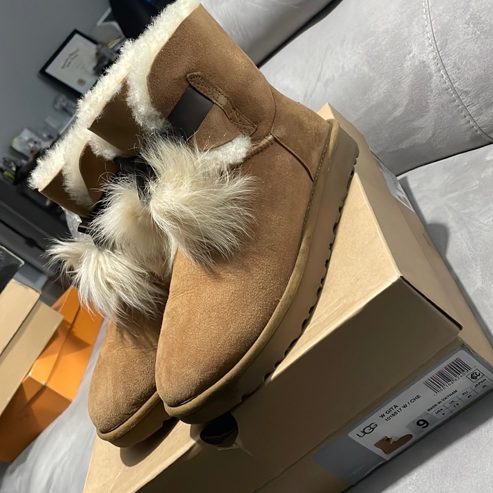 Tan womens Uggs. Size 9